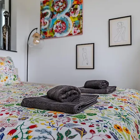 Centre- Parking - Airport 10min Apartment